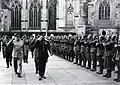 Le maréchal Ivan Koniev et le général Andreï Ieremenko saluant les troupes lors d'une cérémonie de remise de l'Ordre du Lion blanc au château de Prague, le 6 juin 1945.