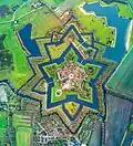 Vue aérienne de Bourtange en 2019, la couronne est bien visible au-dessus de la fortification de la ville.
