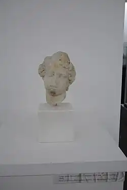 Tête de femme (Bacchante ?), marbre, forteresse de Niš, IIIe ou IVe&nbsp;siècle.