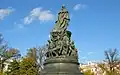 Le Monument de dos.