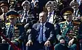 Le président kazakh Noursoultan Nazarbaïev avec des vétérans pendant le défilé