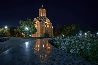 Photo de nuit montrant l'église et ses environs