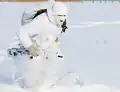 Dans ce cas, le manteau neigeux étant lisse, le soldat est équipé de vêtement amples sans excès d'équipement.