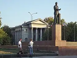 Statue de Lénine, place Lénine, devant la maison des Syndicats.