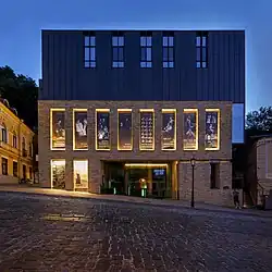 Le Театр на Подолі&nbsp;(uk), Descente Saint-André à Kiev, nommé au prix de l'Union européenne pour l'architecture contemporaine Mies-van-der-Rohe. Octobre 2020.