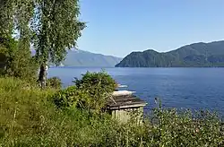 Cabane sur le rivage.