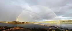 Un bout du lac avec le pont sur pilotis.