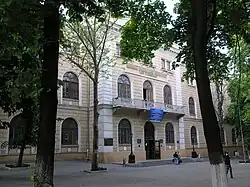 bâtiment principal de l'université.