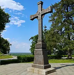 Croix à l'extérieur.