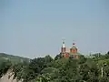 Une église en surplomb du lac