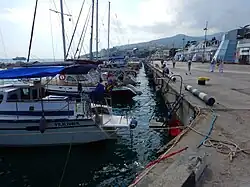 Bateaux à quai.