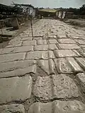 Cardo avec les habituelles ornières laissées par des roues de véhicules hippomobiles, à écartement normalisé.