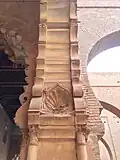 Motif de palmettes et de coquillages sculpté dans les arcs près du mihrab.