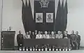 Membres du Parti démocratique azerbaïdjani (PDA) avec Jafar Pishevari au milieu et des portraits de Lénine et Staline au-dessus