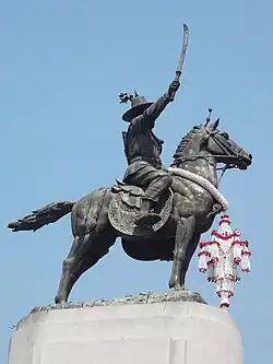 Statue de Thonburi, vue de profil.