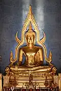 Réplique du Bouddha Chinnarat dont le socle contient des cendres de Rama V