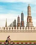 Un cycliste longe l'enceinte du Palais royal.
