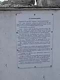 Détail de la plaque sur le piédestal de la statue, avec l'historique des mobilisations ayant permis le maintien en service de la gare.