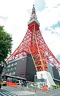 Monument avec Taro et Jiro notamment au pied de la tour de Tokyo.