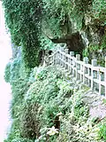 Chemin de la grotte en bord de falaise