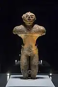 Dogū de Chobonaino, figure creuse à décor d'entrelacs incisés, traces de laque, H. 41,5&nbsp;cm. 1500-1000. Hakodate, Hokkaidō
