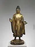 • Bouddha Maitreya (彌勒佛 Mílèfó).• Époque: Dynastie Wei du Nord, fin du Ve&nbsp;siècle.• Bronze doré (pièce moulée), avec traces de pigments.• Hauteur: 140,3 cm.• Metropolitan Museum of Art, New-York.