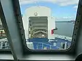 Vue sur le poste d'amarrage avant. Le casque d'étrave est ouvert.