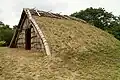 Restitution d'une habitation semi-enterrée, toiture végétalisée, Jōmon Moyen, site de Goshono, Ichinohe (préfecture d'Iwate), au nord-est.