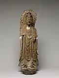 • Bouddha (fragment d'une stèle plus grande).• Époque: Dynastie Wei de l'Est milieu du VIe&nbsp;siècle.• Calcaire avec traces de pigments.• Hauteur: 80 cm.• Metropolitan Museum of Art, New-York.