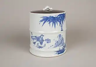 Jarre à eau froide (mizusashi) en porcelaine bleu et blanc d'inspiration chinoise, décor des Sept Sages de la forêt de bambous. Fours de Hirado, fin XVIIIe&nbsp;siècle. Metropolitan Museum of Art.