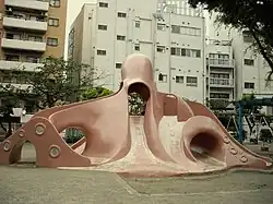 Toboggan à multiples tubes.