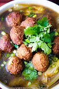 Soupe de boulettes de viande, de chou et de vermicelles (白菜粉条丸子汤, báicài fěntiáo wánzi tāng).