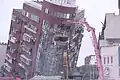 Le bâtiment Uranus, incliné de 45° après le séisme.