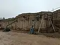 Excavation de la face ouest de la plate-forme en terre battue
