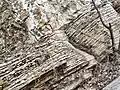 La structure feuilletée du schiste lui confère une isotropie transverse.