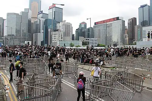 L'occupation du chemin Lung-Wo, devant le conseil législatif vers 14&nbsp;h.