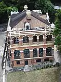 Vue aérienne du bâtiment.