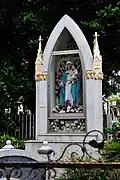 Statue de la Vierge dans le parvis.