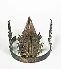 Couronne en deux parties, dont une conique. Bronze doré, H. 25,5 cm. Tombe 9, Naju. Ve – VIe&nbsp;siècle. Musée National, Séoul