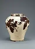 Un singe dans la vigne. Vase. Porcelaine blanche peinte en brun de fer. H. 31&nbsp;cm. XVIIe ou XVIIIe&nbsp;siècle. Trésor national, Musée national de Corée