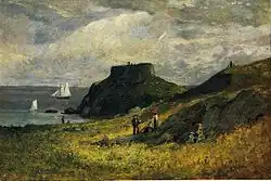 Une scène de bord de mer où l'on voit des groupes de personnes se détendre sur le flanc d'une colline herbeuse. Un fort rond s'élève plus loin, avec deux personnes debout au sommet. Un bateau à deux mâts et un petit sloop à voile passent devant le fort à l'arrière-plan.
