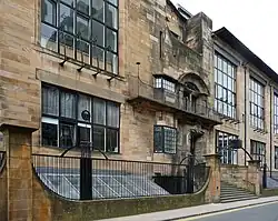 Vue depuis une rue de l’entrée d’un bâtiment.