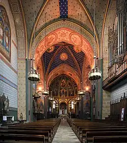 Intérieur de la nef et le chœur.
