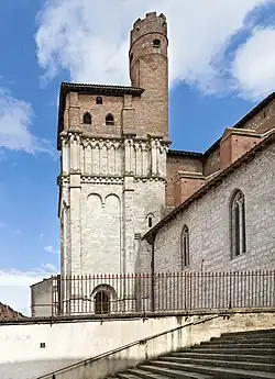Clocher de la collégiale Saint-Salvy, commencé en pierre et achevé en brique.