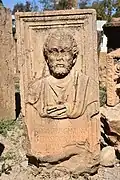Une stèle portant une inscription à Lambèse.