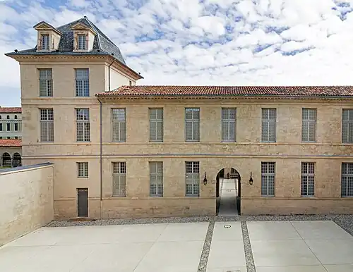 Porche reliant les deux cours intérieures du palais de l'Évêché.