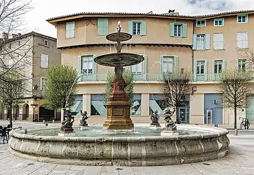 Fontaine aux quatre griffons de la place Jean Jaurès, Castres.