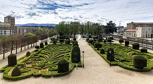 Jardin à la française de l'Évêché avec parterres de buis et ifs, bassins, bosquets.