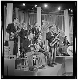Au premier rang à gauche du Claude Thornhill Orchestra, deux cornistes, Sandy Siegelstien et Willie Wechsler, en 1947.