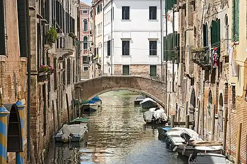 le Ponte del Fontego relie la calle éponyme et le Campo Santa Giustina